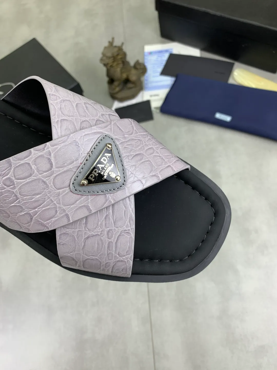 Men's shoes 💰P320💰【New style】🎁🎁🎁 PRADA Prada's new casual slippers, original official website 1:1, perfect workmanship, conveying a kind of noble luxury, sublimating its definition of luxury in Prada's high-end extraordinary craftsmanship. Original combination outsole, size: 39-46 colors 🉑️ to choose from